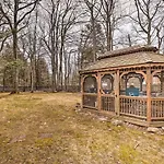 Family-Friendly Tobyhanna Getaway With Yard!